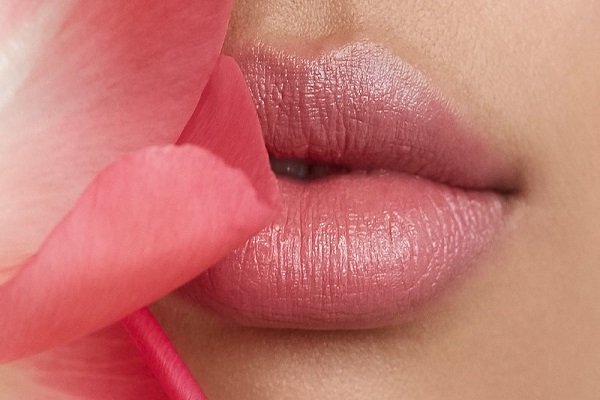 بهترین راه برای رفع تیرگی و رفع تیرگی لب ها; طراوت بدون افزایش حجم توسط دکتر ویدا شکیبا